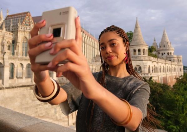 Instax Mini LiPlay+: самая необычная камера моментальной печати