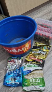 Три карпа, карась и кот.